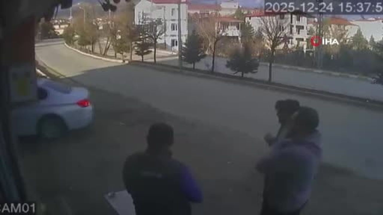 Tufanbeyli'de Yıkamacıdan Çıkan Araca Hızlı Araç Çarptı — Kamera Kaydı