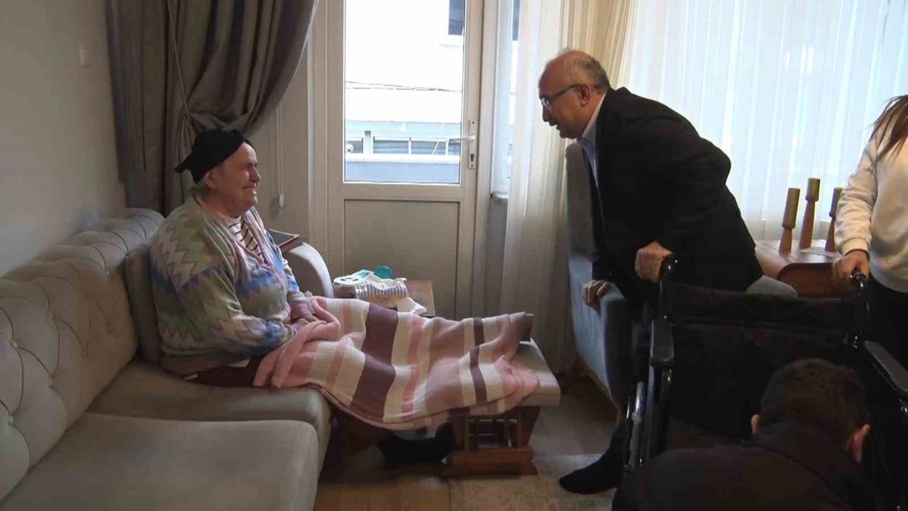 TÜMBULSEVDER’den Bursa’da Kar Dinlemeyen Tekerlekli Sandalye Yardımı