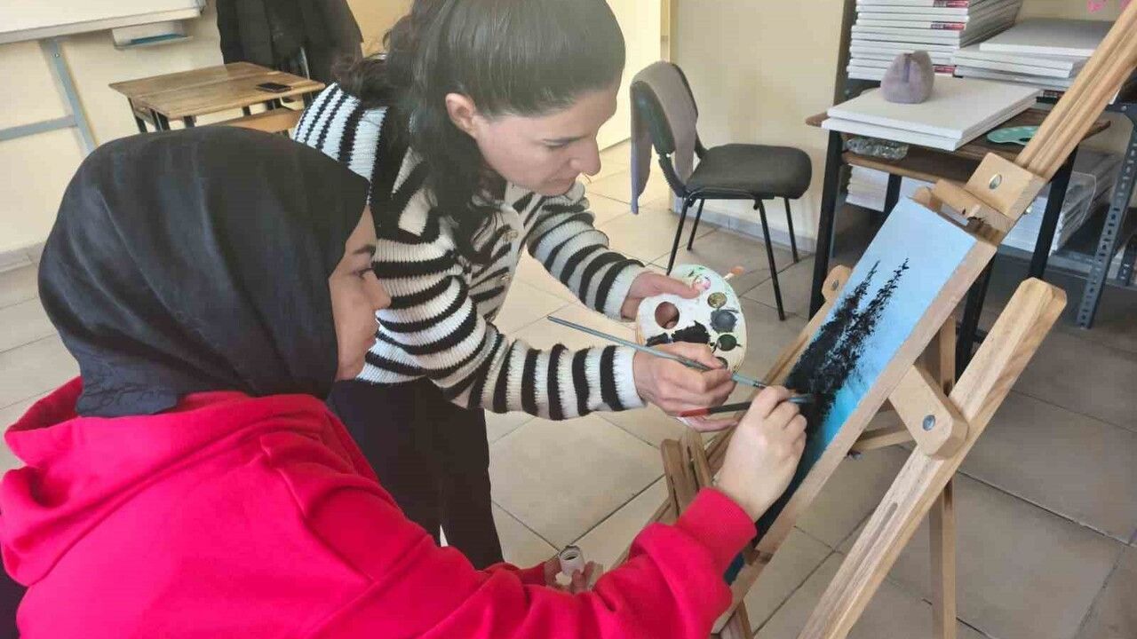 Tunceli Çemişgezek'te Lise Öğrencileri Atık Ahşapları Sanata Dönüştürüyor