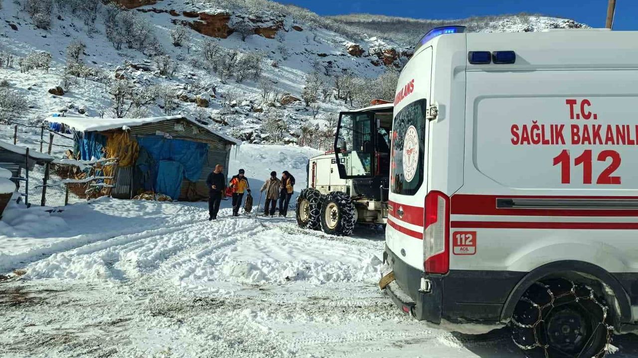 Tunceli'de 112 Ekipleri Karı Aşıp İki Hastayı Hastaneye Ulaştırdı
