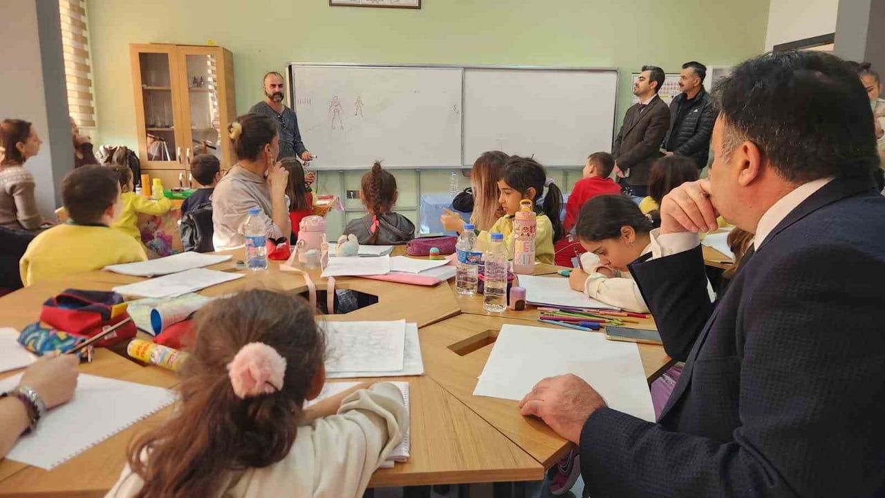 Tunceli'de Erenler Sanat Okulu: Öğrenciler Sanatla Kendini Keşfediyor