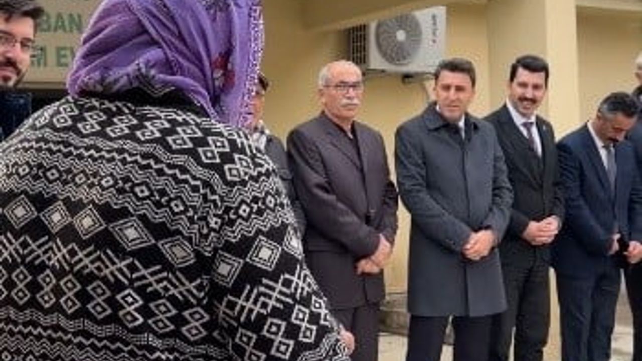 Tunceli'de Sıcak Buluşma: Vali Şefik Aygöl'e El Emeği Patik Hediyesi