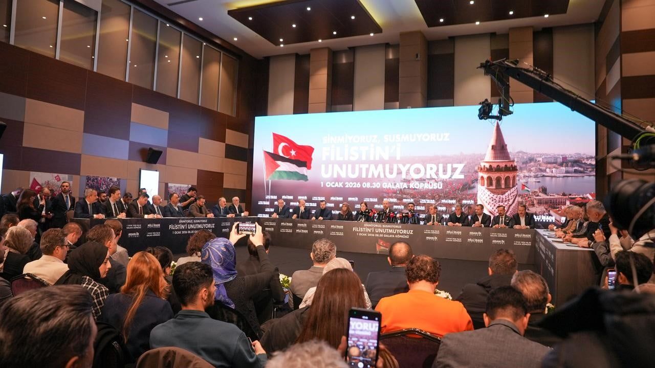 TÜRGEV ve TÜGVA 1 Ocak 2026'da Galata Köprüsü'nde Gazze Yürüyüşünde