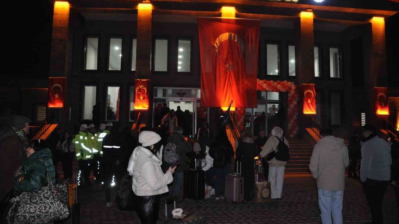 Turistik Doğu Ekspresi Kars’ta Coşkuyla Karşılandı — Masalsı Yolculuğun Son Durağı