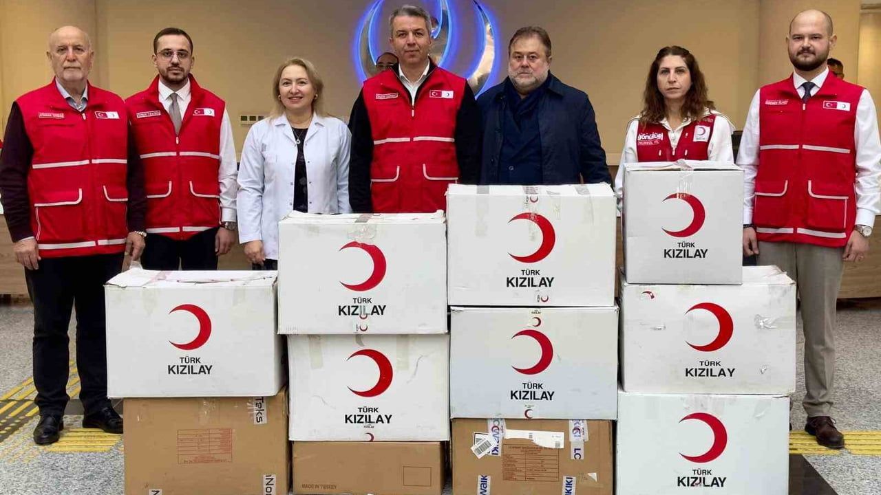 Türk Kızılay Manisa'dan Merkezefendi Devlet Hastanesi'ne Giysi ve Hijyen Desteği