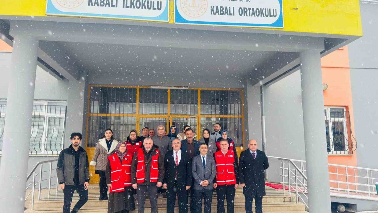 Türk Kızılay Vezirköprü'de 88 Öğrenciye Kışlık Giysi Dağıttı