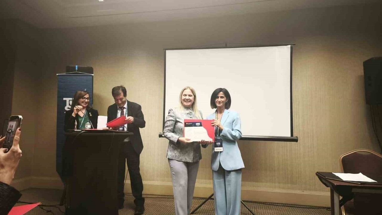 Türk Tıp Dünyası Kurultayı'nda Prof. Dr. Meral Kekeçoğlu'na Teşekkür Belgesi