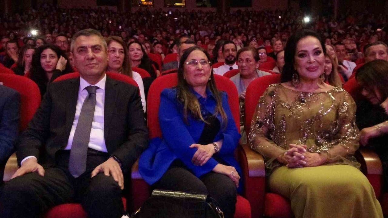 Türkan Şoray, 'İyilik Korosu' ile Mersin'de Sahne Aldı