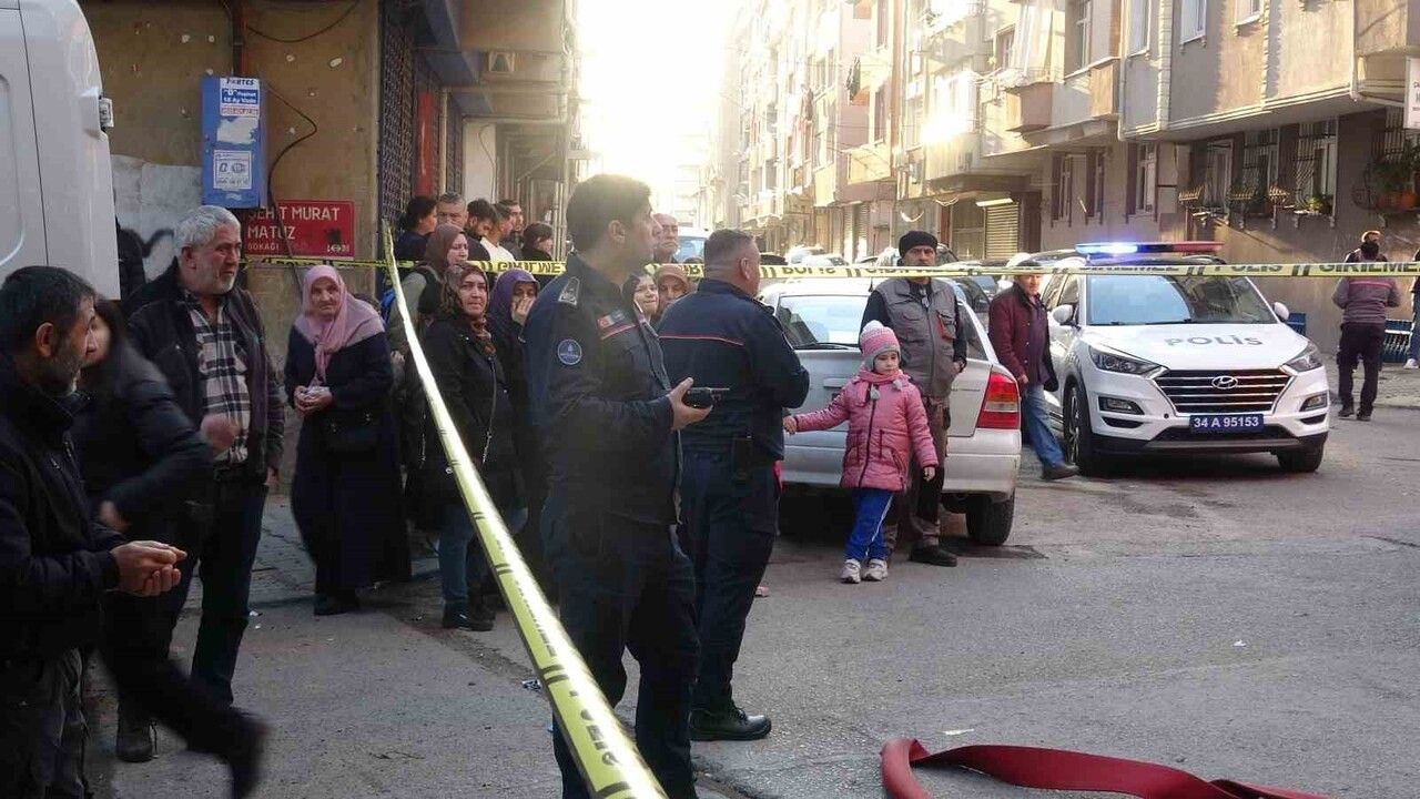 Tuzla'da çatı yangını kontrol altına alındı