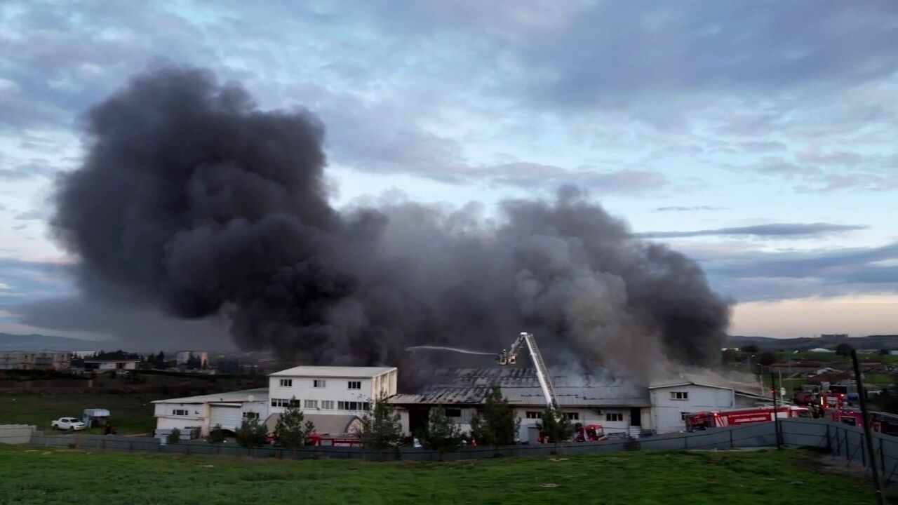 Tuzla'da Kauçuk Fabrikası Yangını: Siyah Dumanlar Kilometrelerce Görüldü