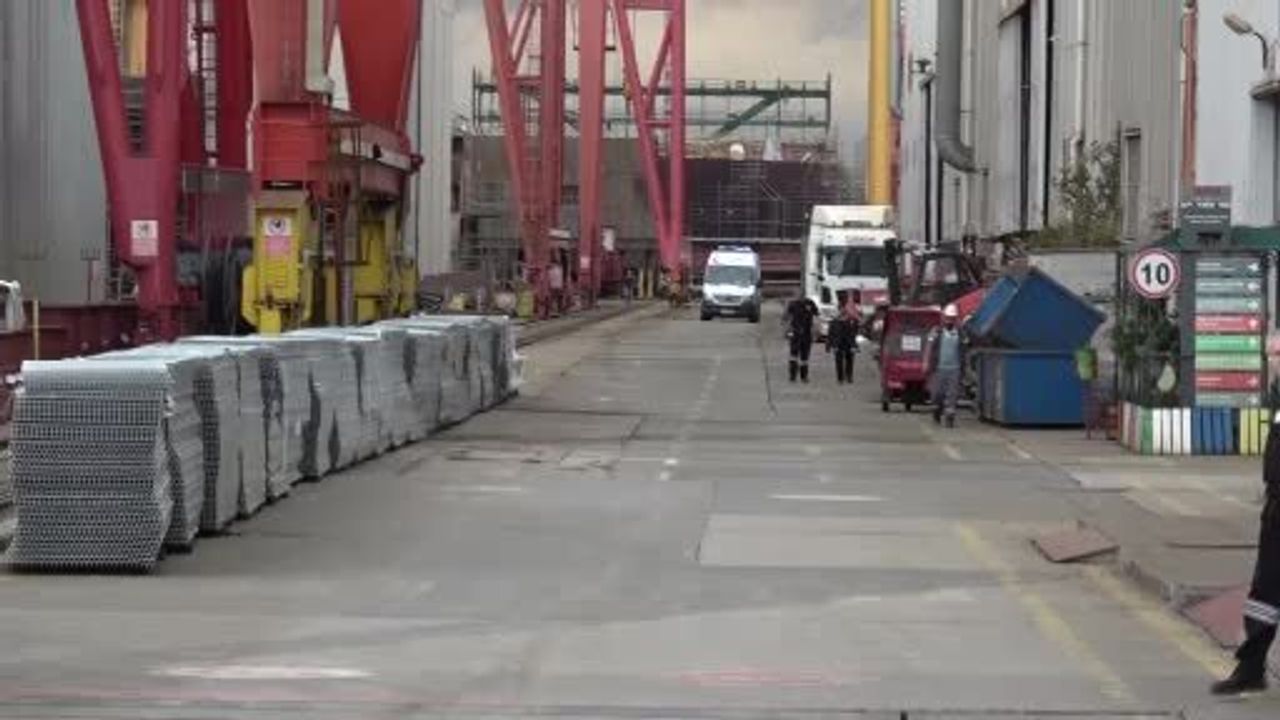 Tuzla'da tersanede iskele çöktü: 2 işçi yaralandı