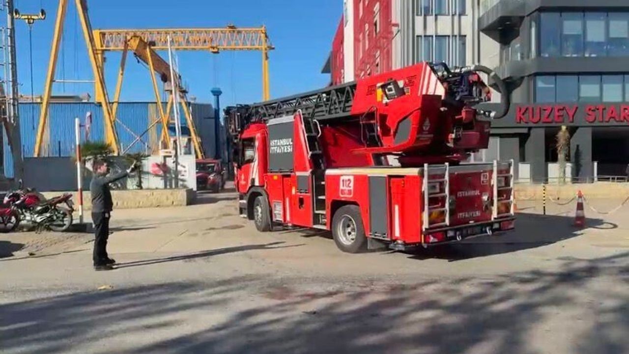 Tuzla Tersanesi'nde 'Zein 1' Gemisinde Yangın: İtfaiye Müdahale Ediyor