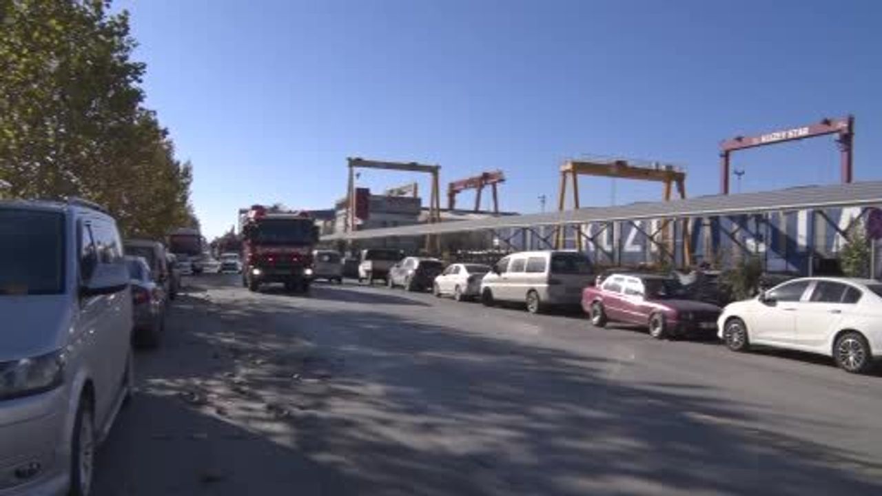 Tuzla Tersanesi'nde 'Zein 1' Gemisinde Yangın: İtfaiye Sevk Edildi