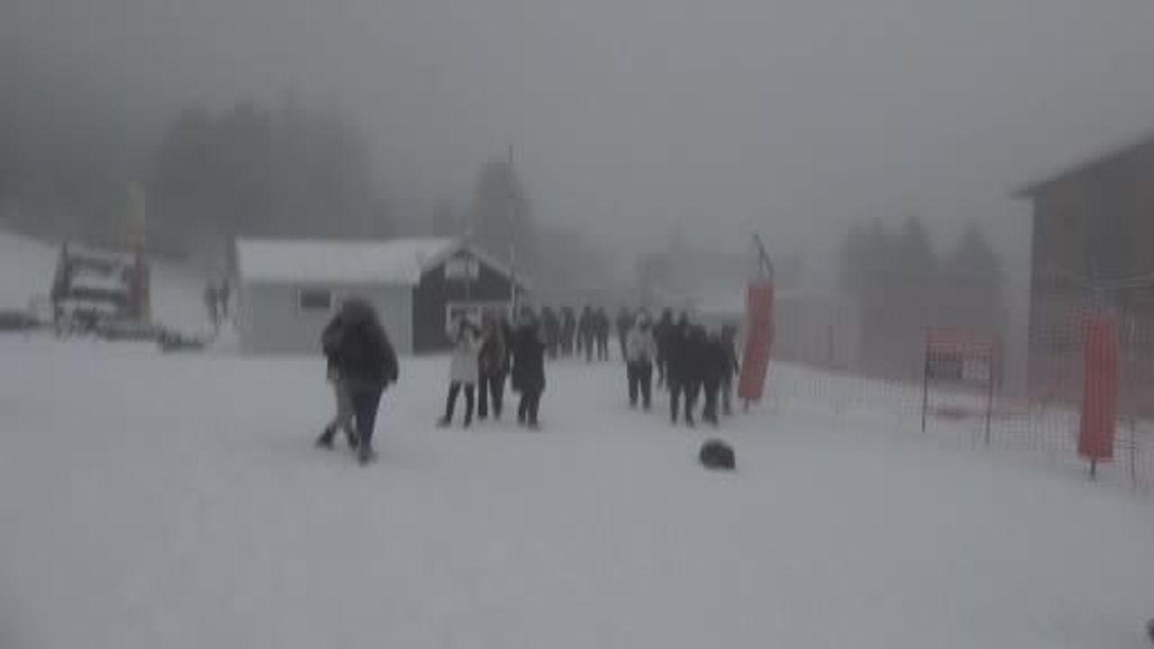 Uludağ'a Hafta Sonu Akını: Kar 25 cm, Pistler Günübirlikçilerle Doldu