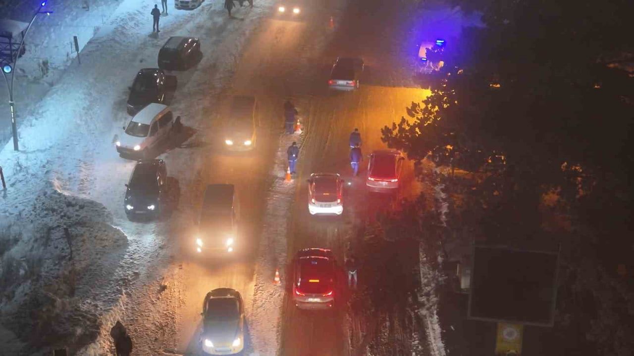 Uludağ Beyaza Büründü: Jandarmadan Sıkı Trafik Denetimi