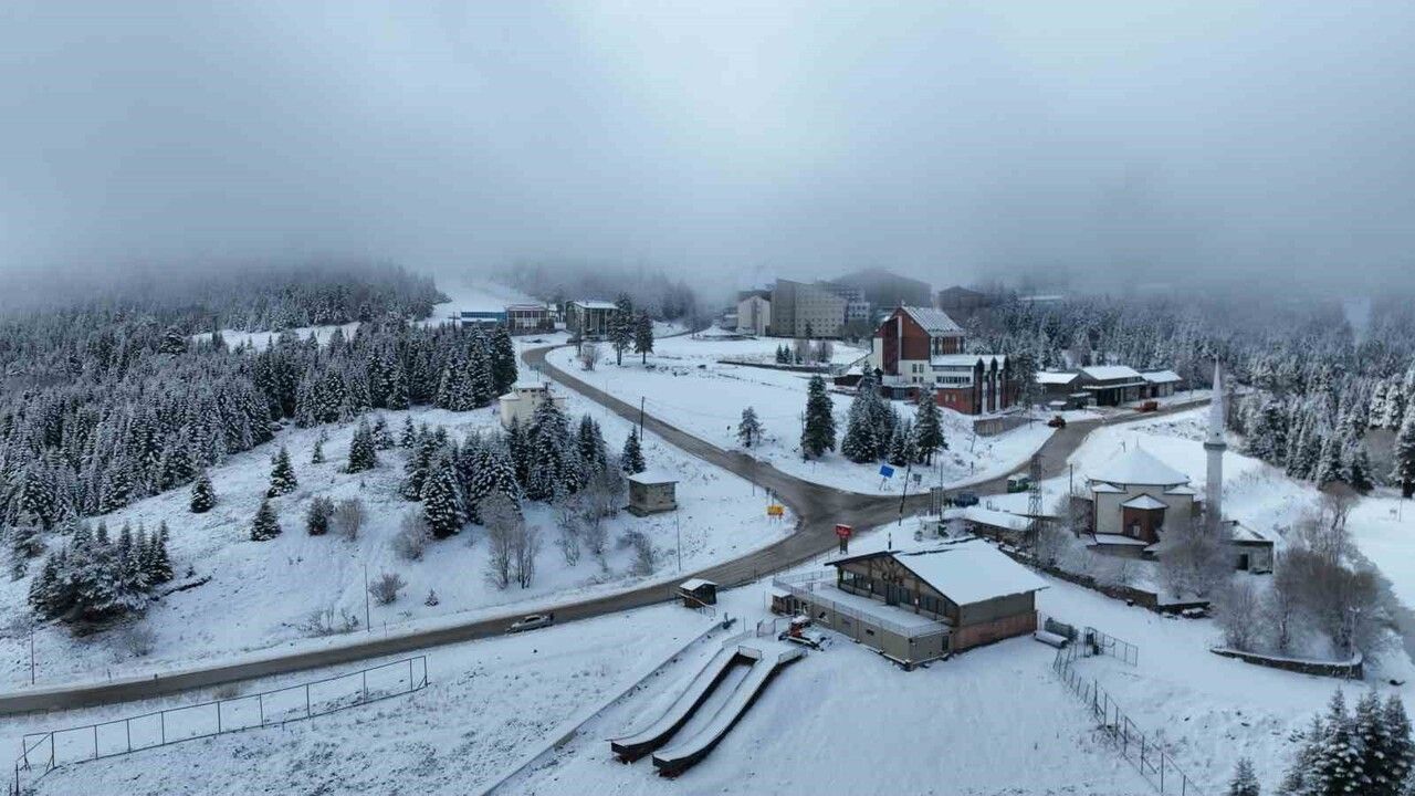 Uludağ'da Kar 10 Santimetreye Yaklaştı: Zirve Beyaza Büründü