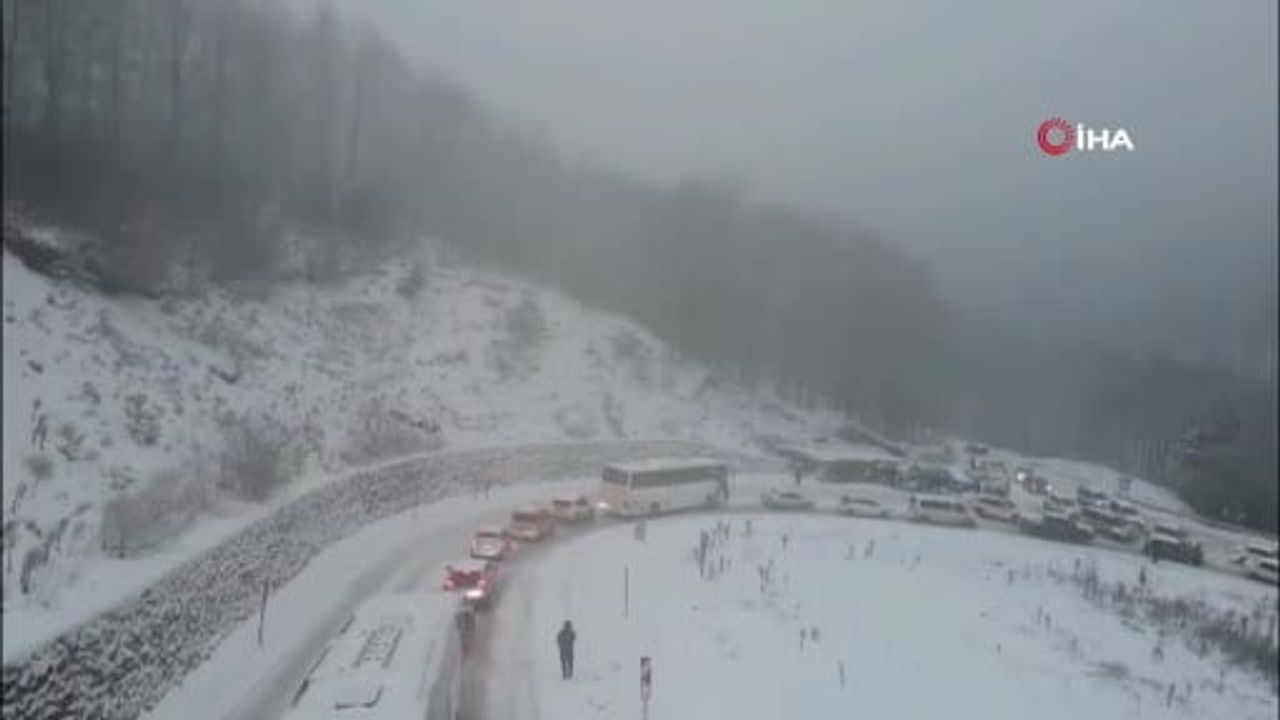 Uludağ'da Trafik Çilesi: Kilometrelerce Araç Kuyruğu