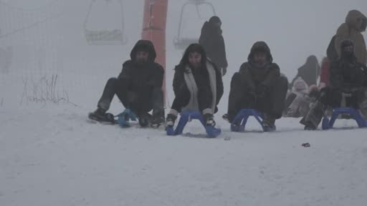 Uludağ'da Yoğun Kar: Pistler Doldu, Telesiyej Kuyrukları Uzadı
