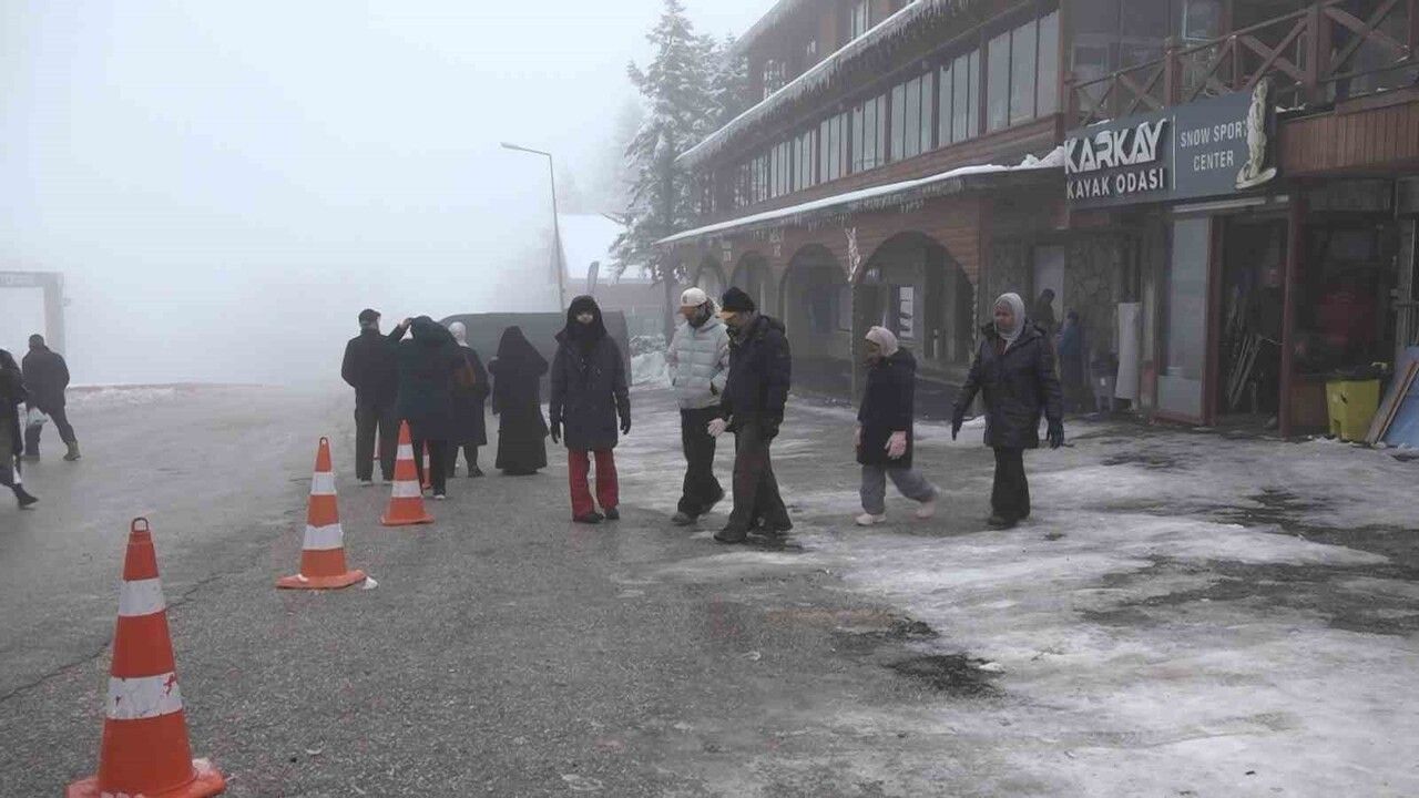 Uludağ'da Yoğun Sis: Görüş 5 Metreye, Kar Kalınlığı 15 cm'i Aştı
