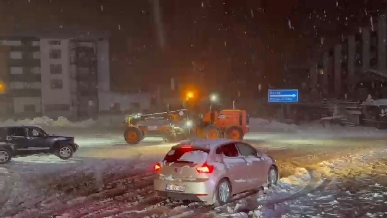 Uludağ'ta Yoğun Kar: Ekipler Yolların Kapanmaması İçin 24 Saat Çalışıyor