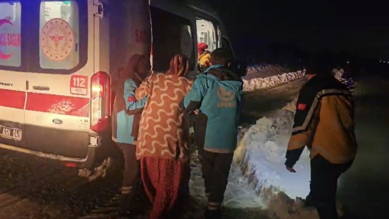 UMKE karlı yolları aşıp Nizip'te doğum sancısı çeken kadına yetişti