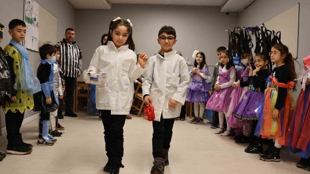 Ümraniye Belediyesi'nden Çevre Dostu Moda Defilesi: Atıklardan Geri Dönüşüm Şıklığı