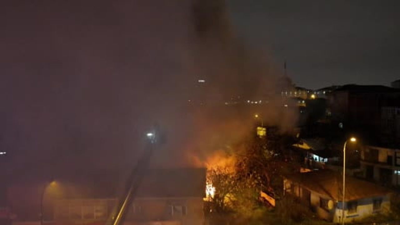 Ümraniye'de Kereste Deposunda Korkutan Yangın: Depoda Büyük Hasar
