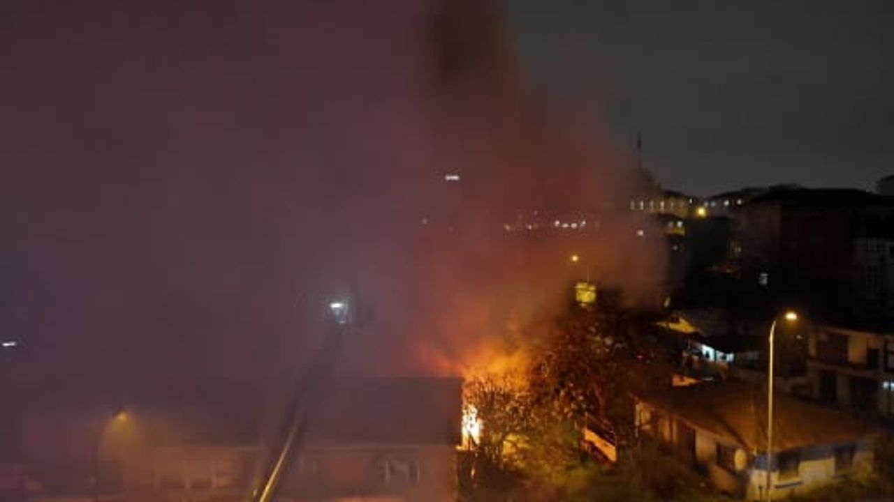 Ümraniye'de Kereste Deposunda Yangın: Depoda Geniş Maddi Hasar