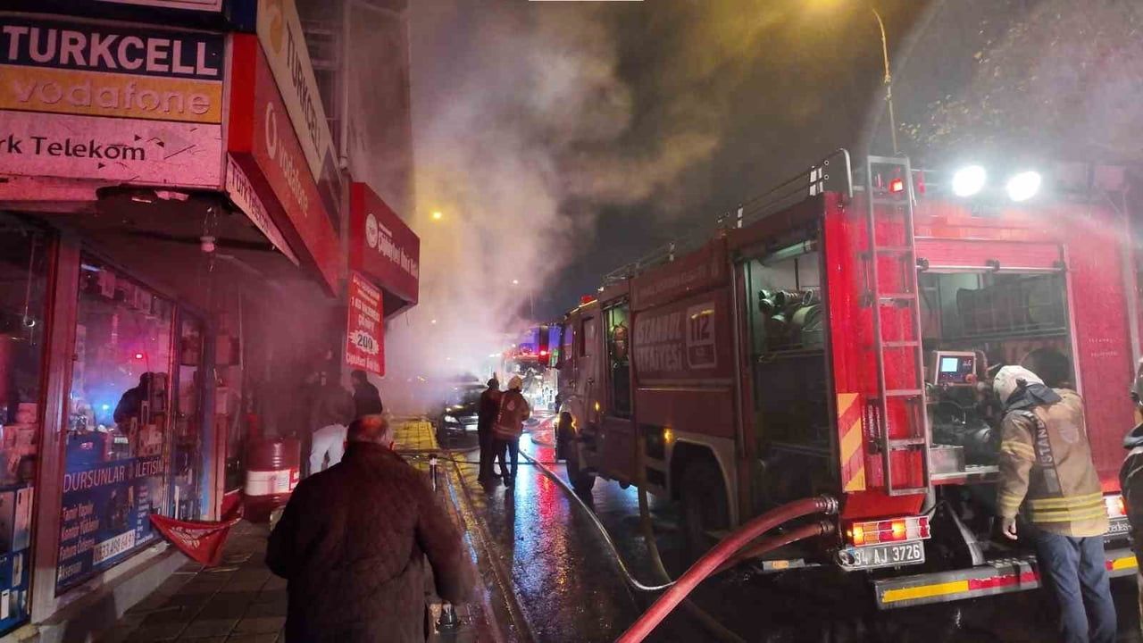 Ümraniye'de Kereste Deposunda Yangın: İtfaiye Müdahale Etti