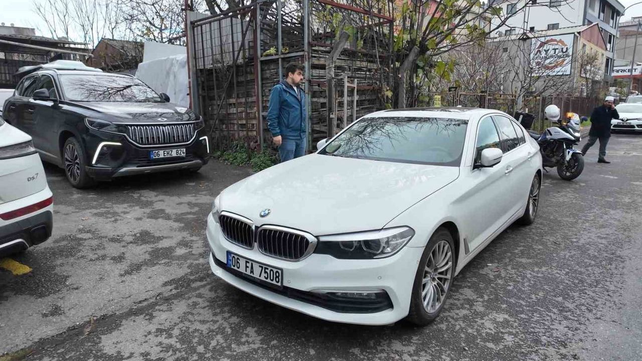 Ümraniye'de lüks araç Keyap Camii çıkışını kapattı, cuma sonrası tepki