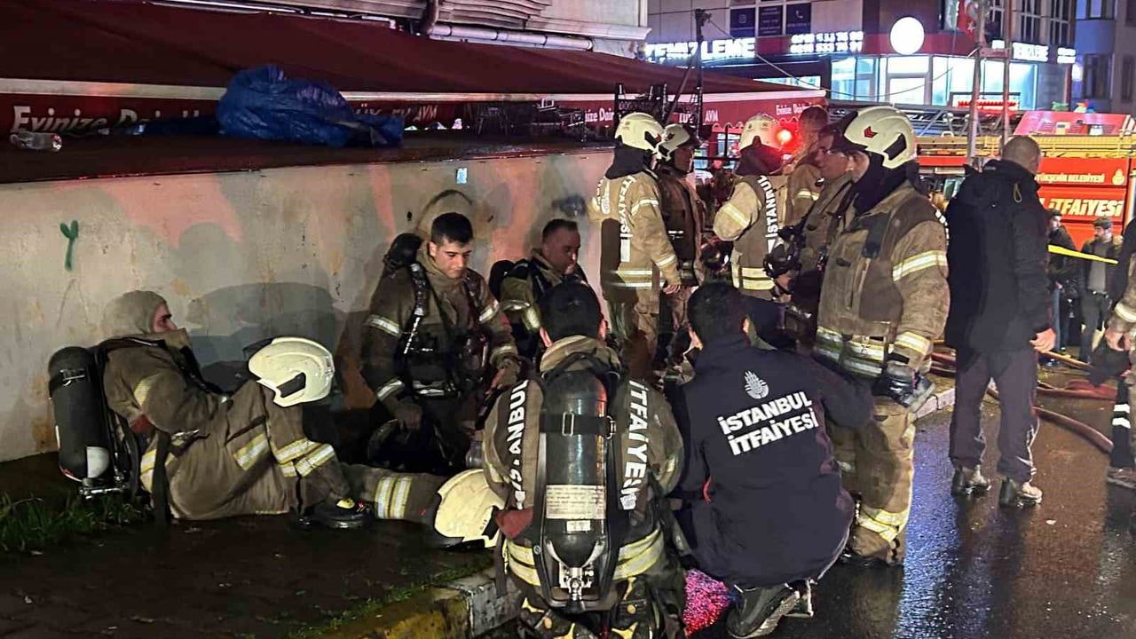 Ümraniye'de Yangın: 5 Katlı Binanın Giriş Katındaki Dükkan Kullanılamaz