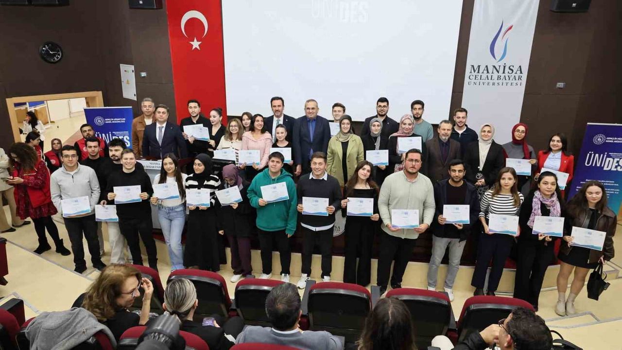ÜNİDES Manisa'da: 40 Öğrenci Sertifikayla Projelerini Taçlandırdı