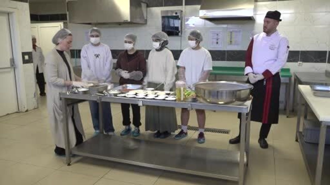 Üniversiteliler 'Ninemin Tarifleri'nde Eskişehir’in Yöresel Lezzetlerini Pişirdi