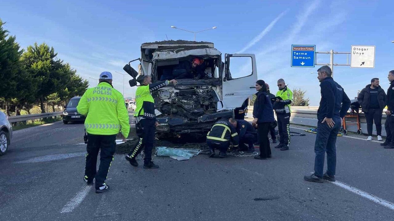 Ünye’de Tır ile Kamyon Çarpıştı: Sürücü 2 Saatte Kurtarıldı