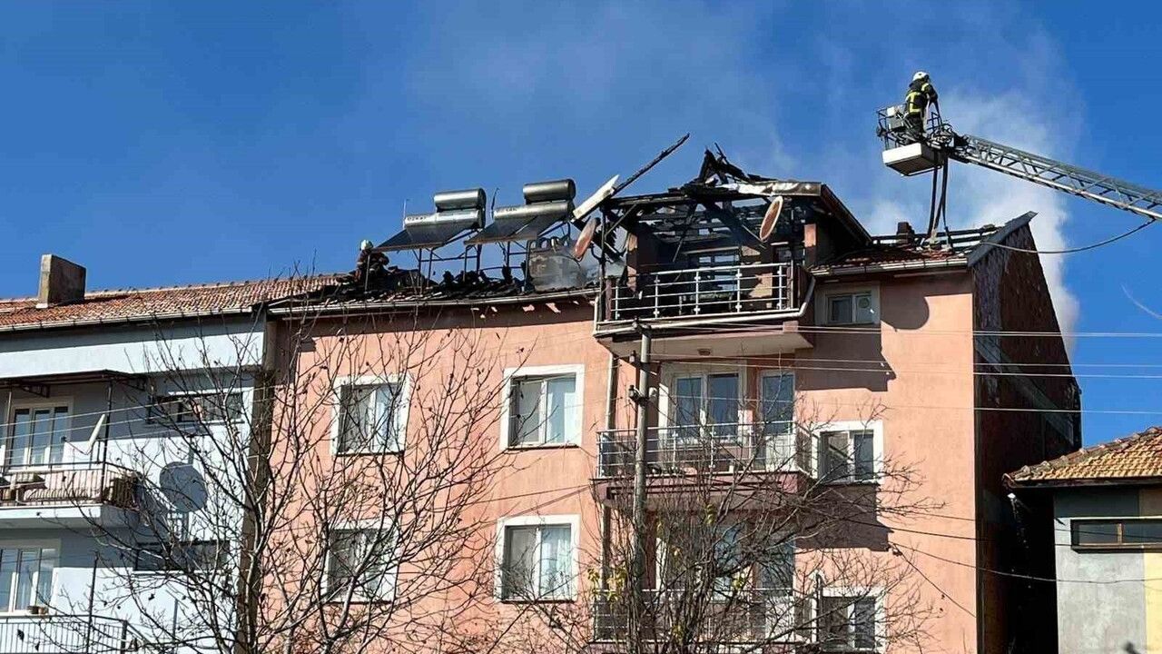 Uşak Banaz'ta 3 Katlı Evin Çatısında Yangın Söndürüldü