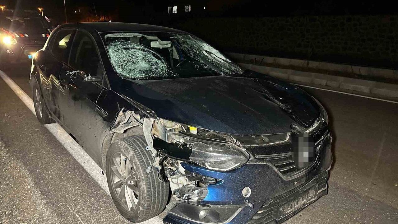 Uşak Eşme'de Feci Kaza: Otomobilin Çarptığı 3 Kişi Hayatını Kaybetti