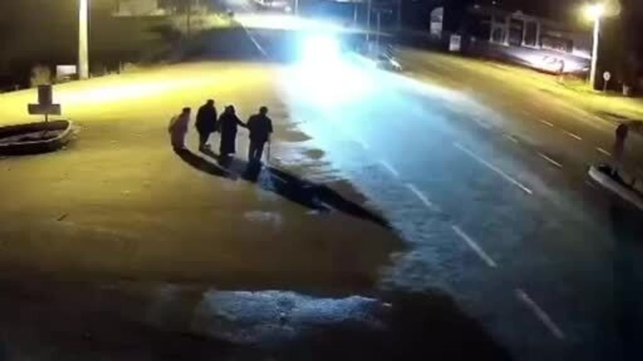 Uşak’ta Feci Kaza: Yayalara Çarpan Otomobil 3 Kişiyi Öldürdü