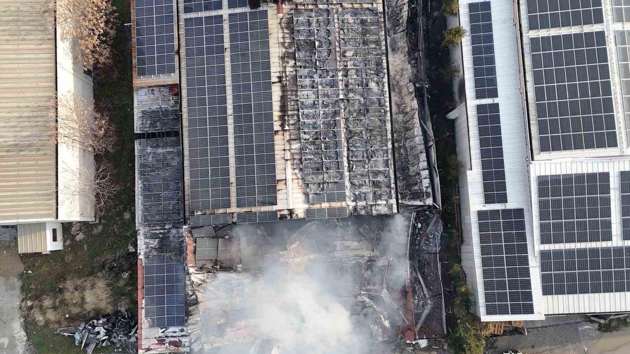 Uşak'ta İplik Fabrikası Yangını Büyümeden Söndürüldü