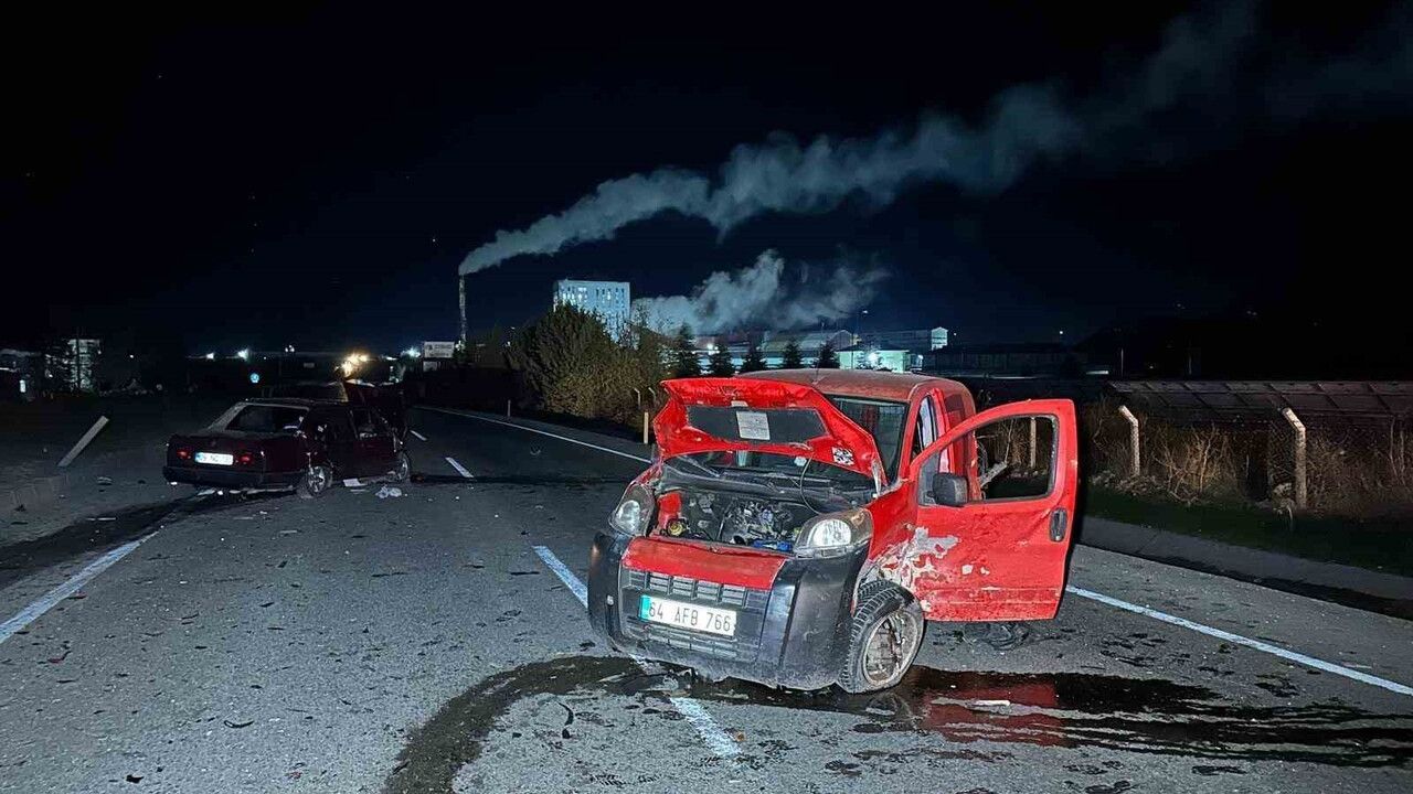 Uşak'ta Kaza: Otomobil ile Hafif Ticari Çarpıştı, 6 Yaralı