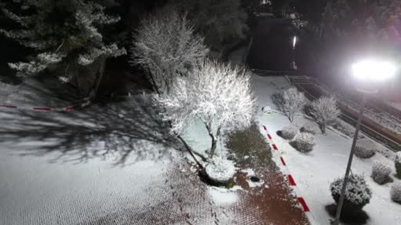 Uşak'ta Mevsimin İlk Karı: Kent Beyaza Büründü