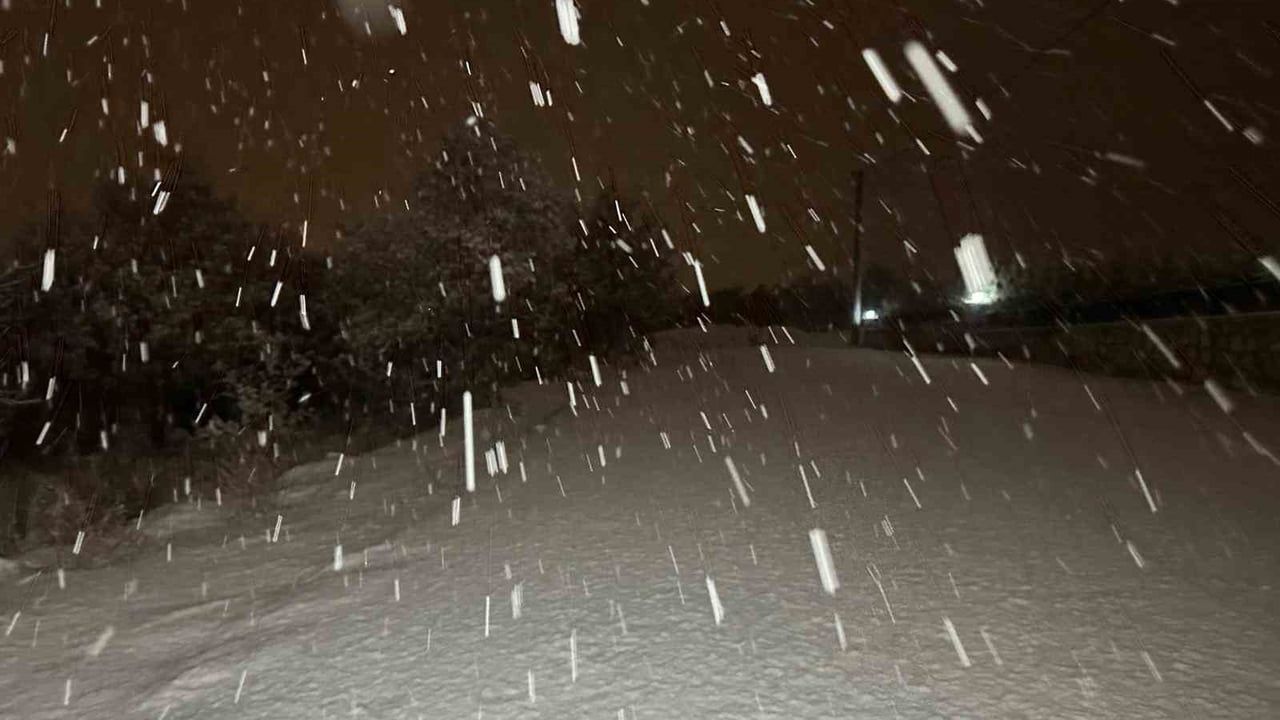 Uşak’ta Mevsimin İlk Karı: Kent Beyaza Büründü, Ekipler Teyakkuzda