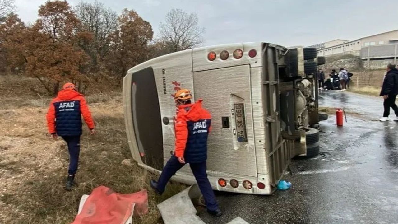 Uşak'ta Midibüs Yan Yattı — 5 Yaralı