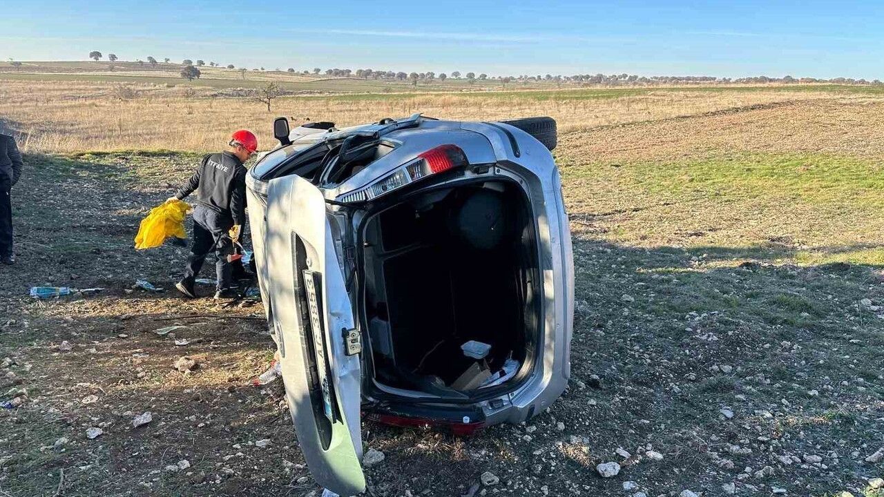 Uşak'ta otomobil tarlaya devrildi: 1'i bebek, 5 yaralı