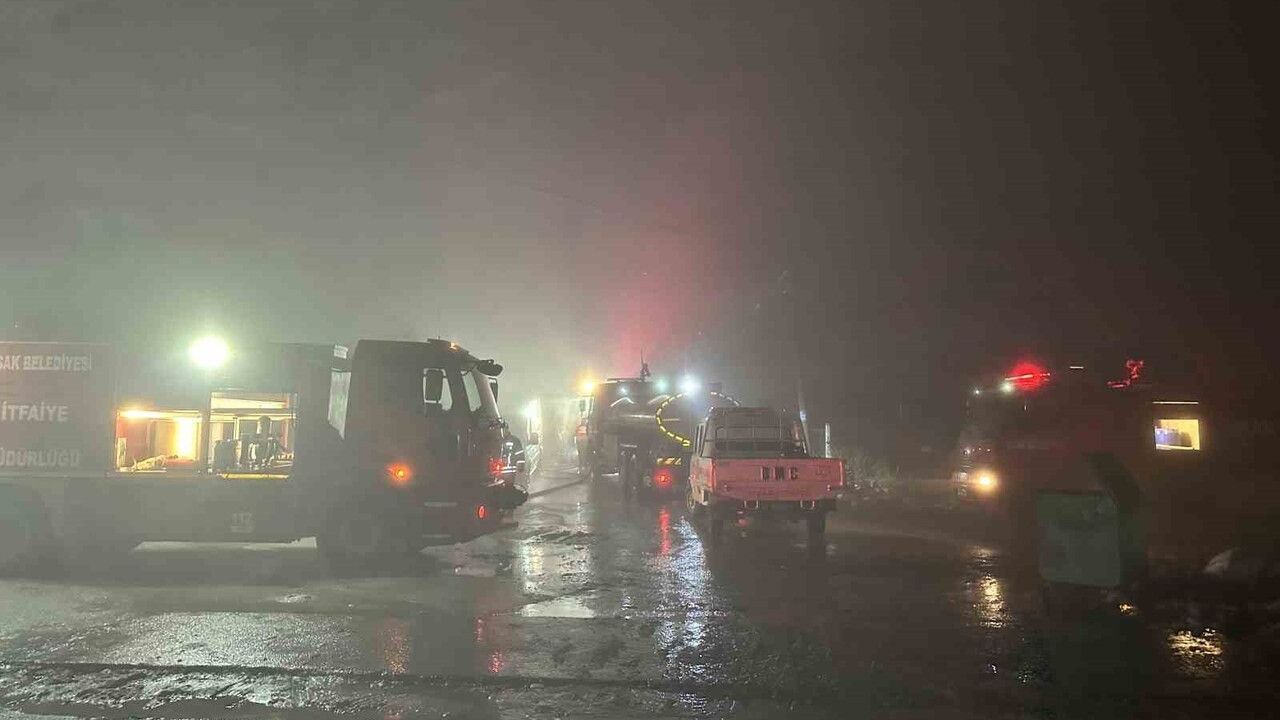 Uşak'ta Poşet Fabrikası Yangını Söndürüldü