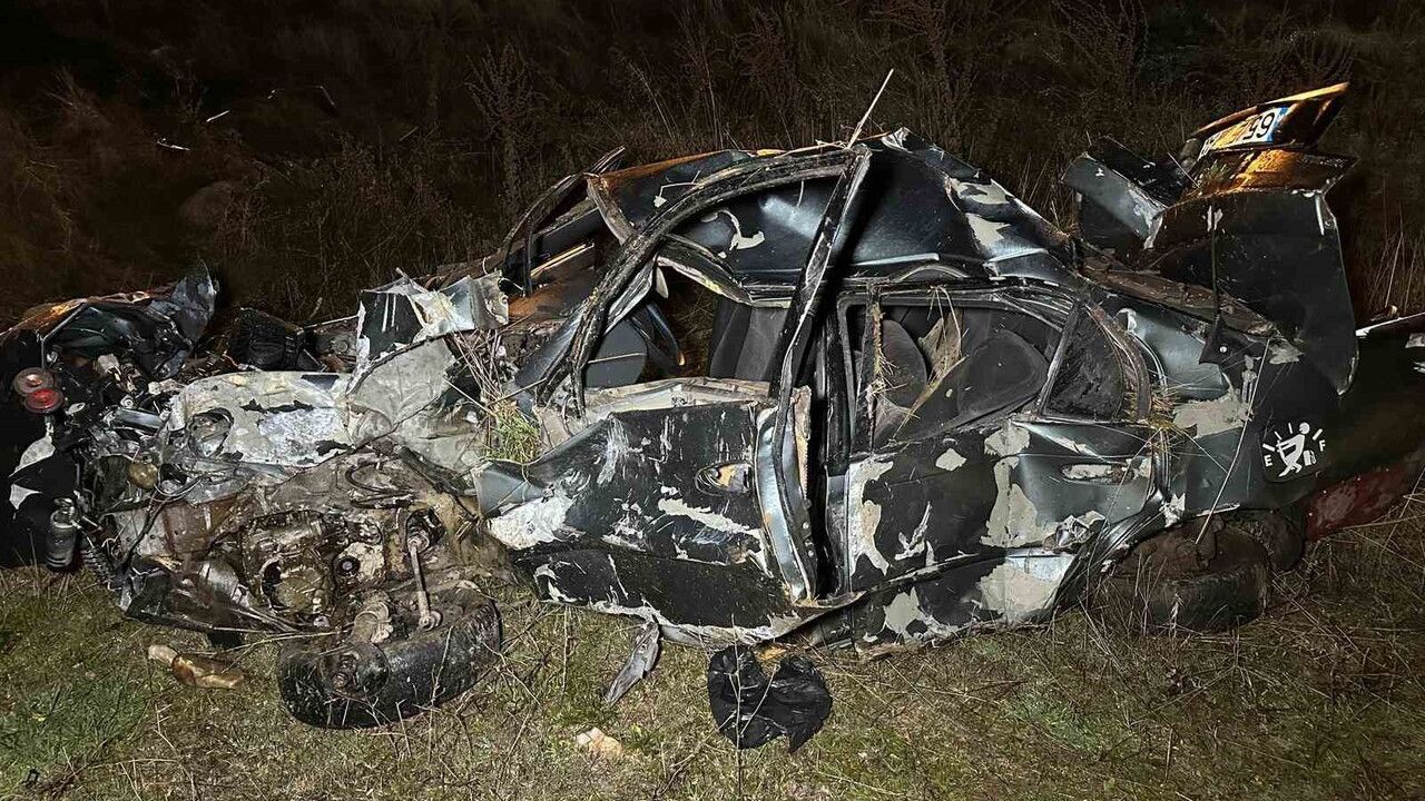 Uşak'ta Şarampole Devrilen Otomobil: 2 Ölü, 1 Ağır Yaralı