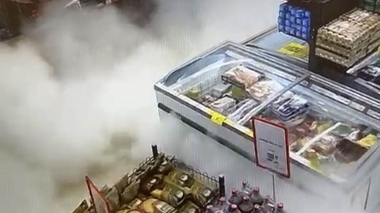 Üsküdar'da Markette Yangın Tüpü Boşaldı — Güvenlik Kamerası Kaydı