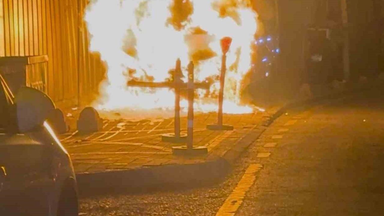 Üsküdar'da Park Halindeki Hafif Ticari Alev Aldı