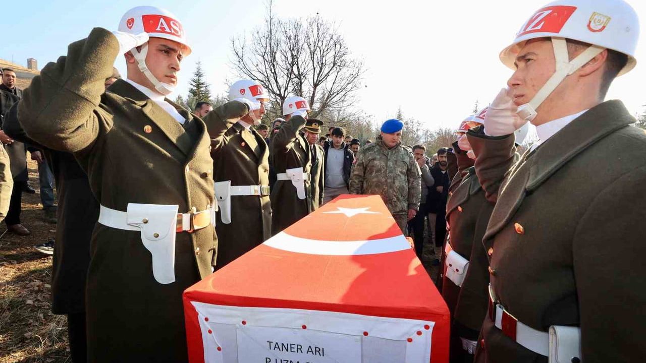 Uzman Çavuş Taner Arı, Bingöl'de Son Yolculuğuna Uğurlandı