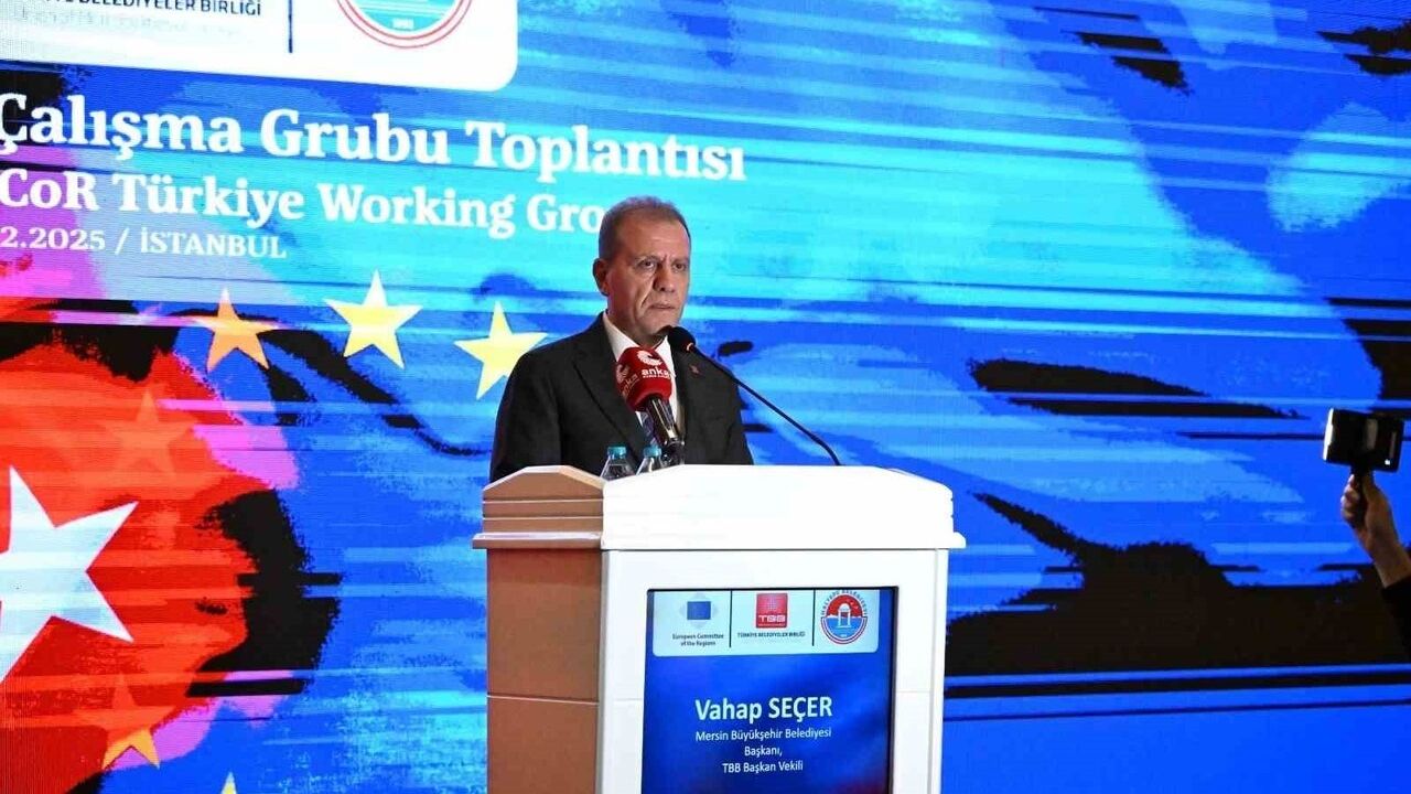 Vahap Seçer: 'Demokrasi miras değil, yerelden güçlenir'