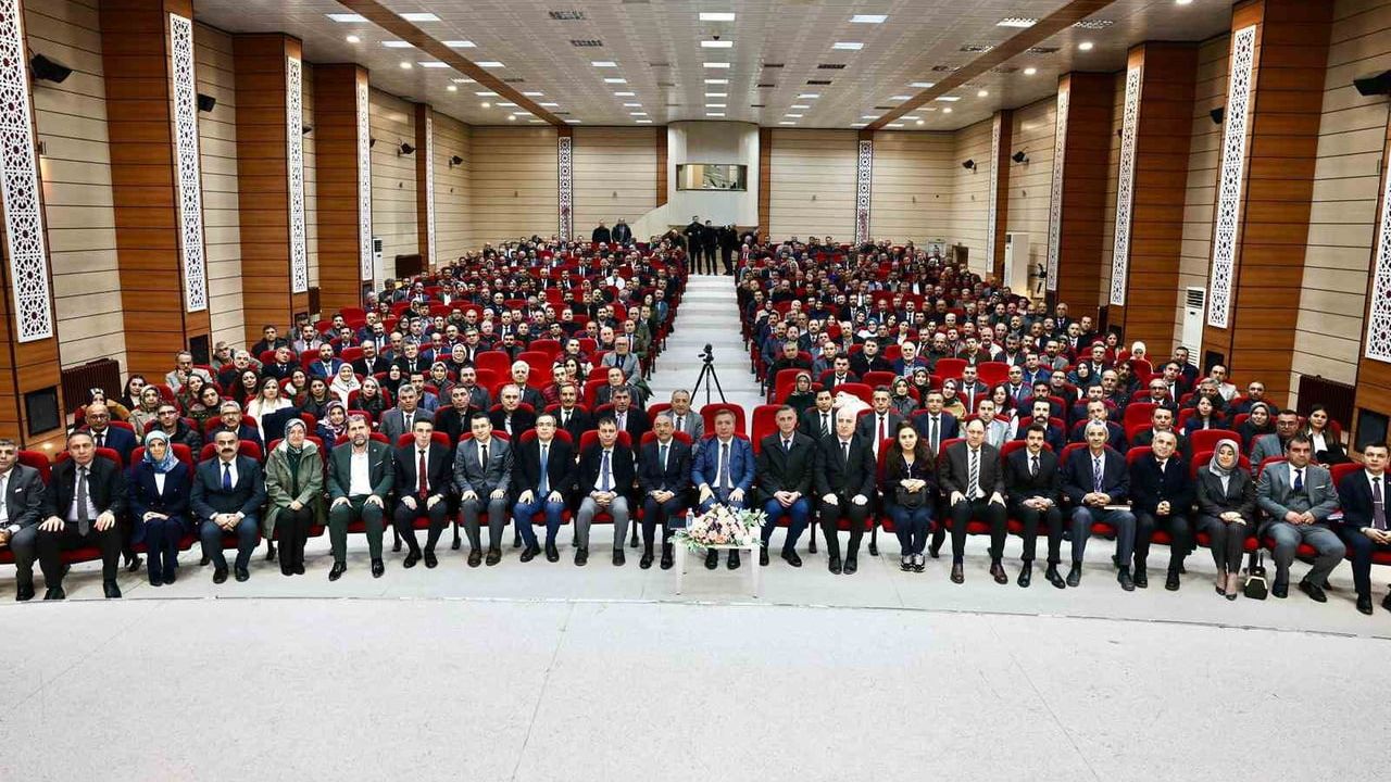 Vali Aydoğdu: "Bilgi Her Yerden Öğrenilir, İrfan Rehberlikle Kazanılır" — Erzincan'da Eğitim Vurgusu